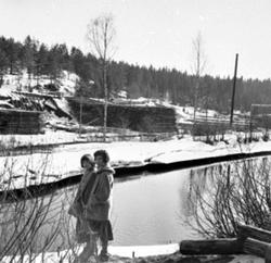 GR: 2 UNGE JENTER, KLEVFOS, TØMMERLAGER, (KLEVFOS INDUSTRIMU