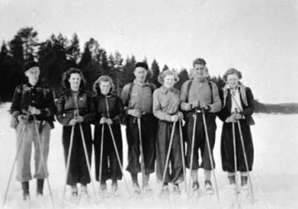 SKITUR PÅ STORE BRONKEN, FRA VENSTRE: AKSEL GRAABERGET, HJØRDIS LØMO, SVANHILD GRAABERGET, ALF OG INGRID GRAFF, SYNNØVE GRAABERGET