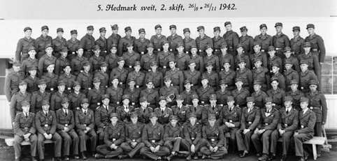 AT-TJENESTEN PÅ ÅDALBRUK. HEDMARK SVEIT, 2. SKIFT 26. 8. -26. 11-1942. STOR GRUPPE I UNIFORMER. 