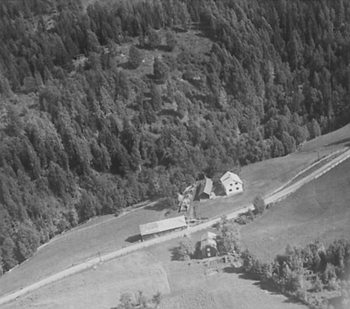 MIDTIBAKKEN GÅRD, FLYFOTO