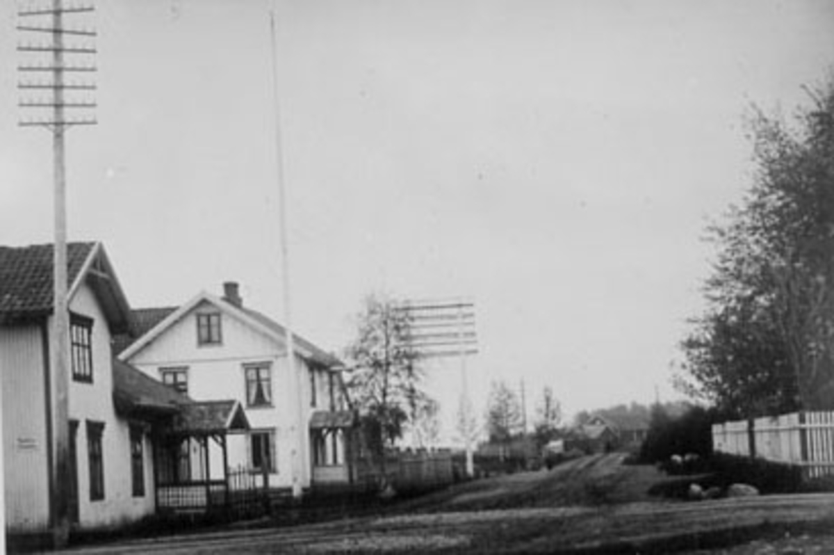 Stange sentrum, Stangebyen, Tingvollkrysset, Arbeiderlokalet Folkvang, Telefonsentral og Dahlbygningen med G. Knudsen kjøttutsalg, kjøttforretning, i bakgrunnen Volla,