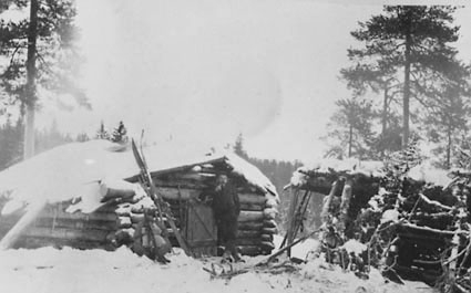 EKSTERIØR: TØMMERHYTTE, VINTER, STEINVIKSKJØLEN, ESPA