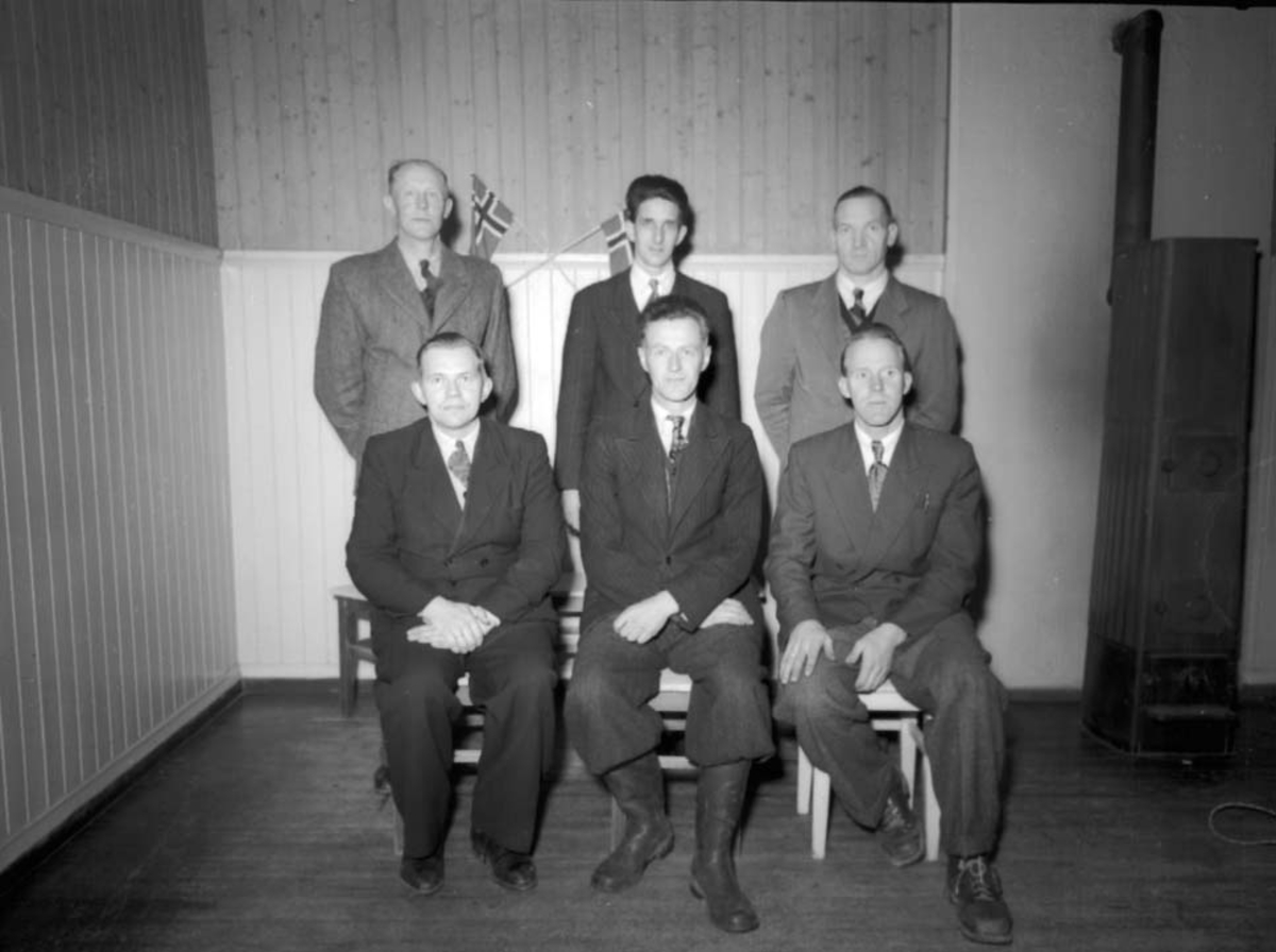 GRUPPE: 6, ESPA ARBEIDERFORENING, FRA VENSTRE: EINAR BERGSJØ, PER STENSRUD, UKJENT, FRITS MØRK, PER ENGEN, UKJENT. 