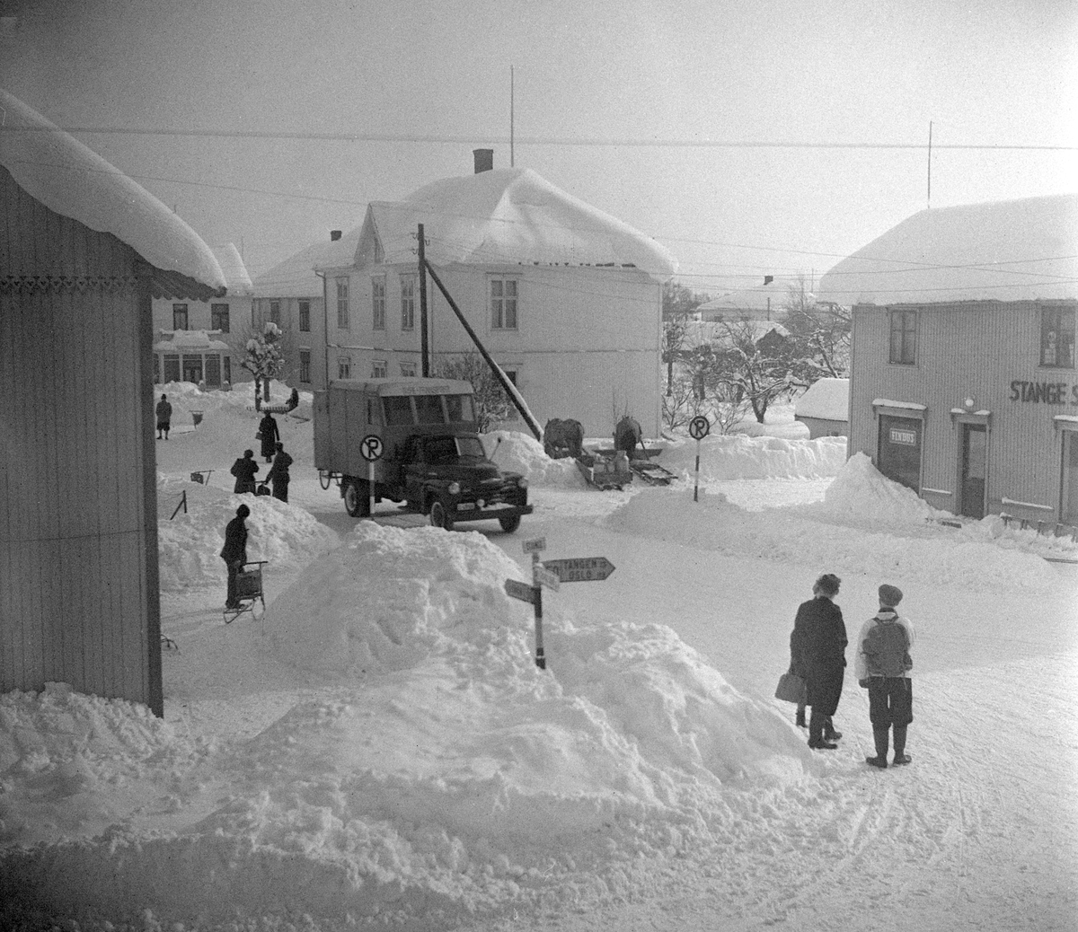 OVERSIKT STANGEBYEN, HAMMER, HEGGELIGÅRDEN, FOLKVANG, FOLK, SNØ, VINTER, Chevrolet lastebil 1948-53-modell.