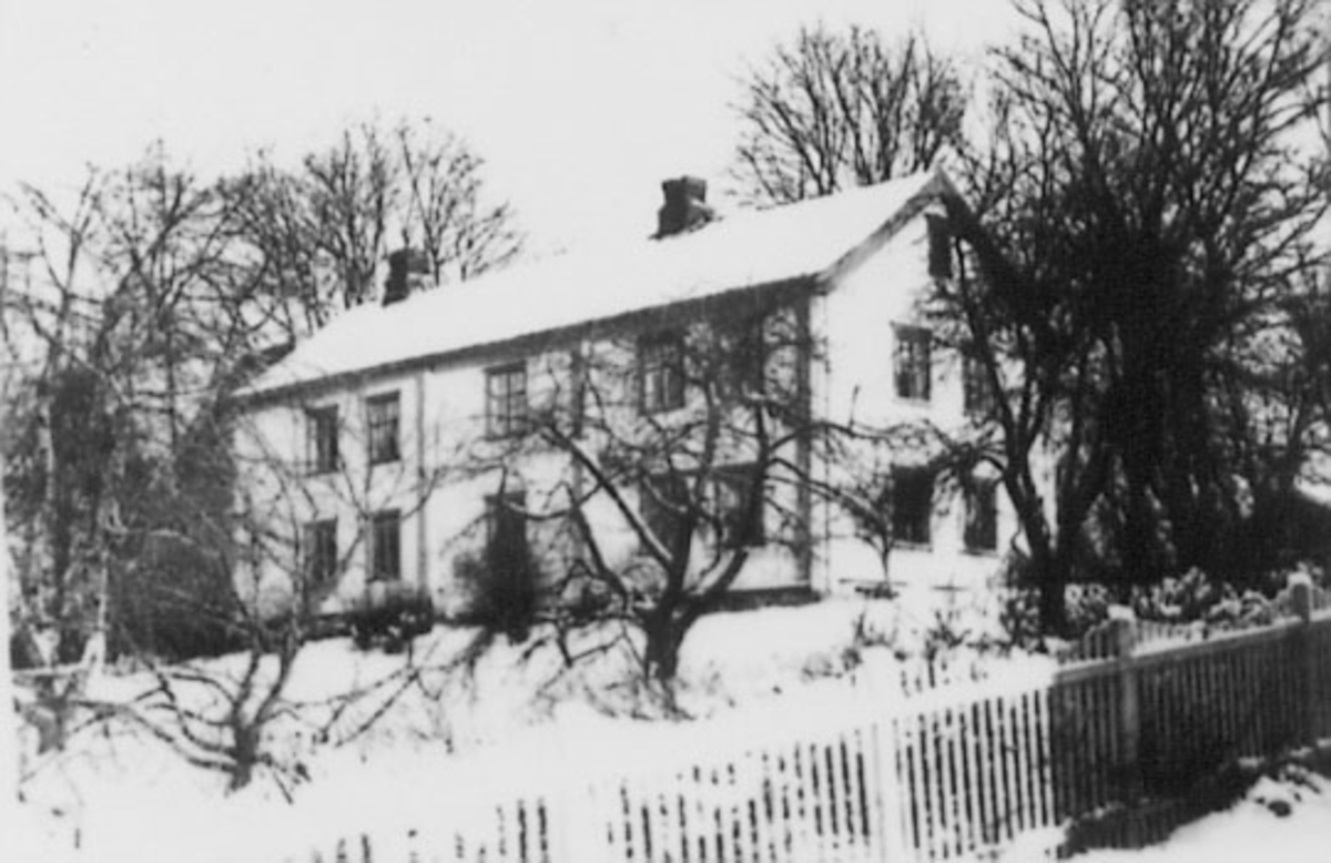 EKSTERIØR: GARDSBRUK, STORE REE, GAMMELBYGNINGEN NÅ REVET, STOR-RE, VINTER
