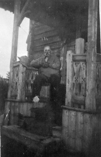 JOHAN JENSEN VOLLA, FØDT: 1873-1947 VED INNGANGEN TIL BOLIG, VOLLA SØNDRE, 