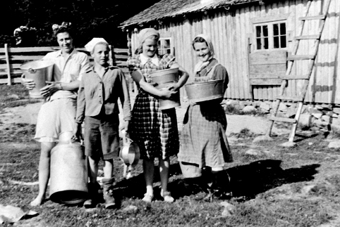 GRUPPE BUDEIER, GJETERGUTT, ROMSETRA I STANGE, F. V. MARGIT ROMSAAS, ESPA, GJETERGUTT SVERRE ØSTLI, INGER KROGSVEEN OG UKJENT, MELKEUTSTYR, KJELE, SPANN, UNDER KRIGEN 1944. 