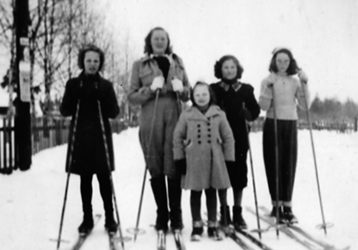 SKILØPERE, "KONTANTEN" PÅ ILSENG. F. V. BJØRG SYVERINSEN, G. RØNNING, ÅSE SKAUG G. KARSETH, ANNA B. , V. STRAND OG ELSE M. NYBORG, CA. 1947/1948. 