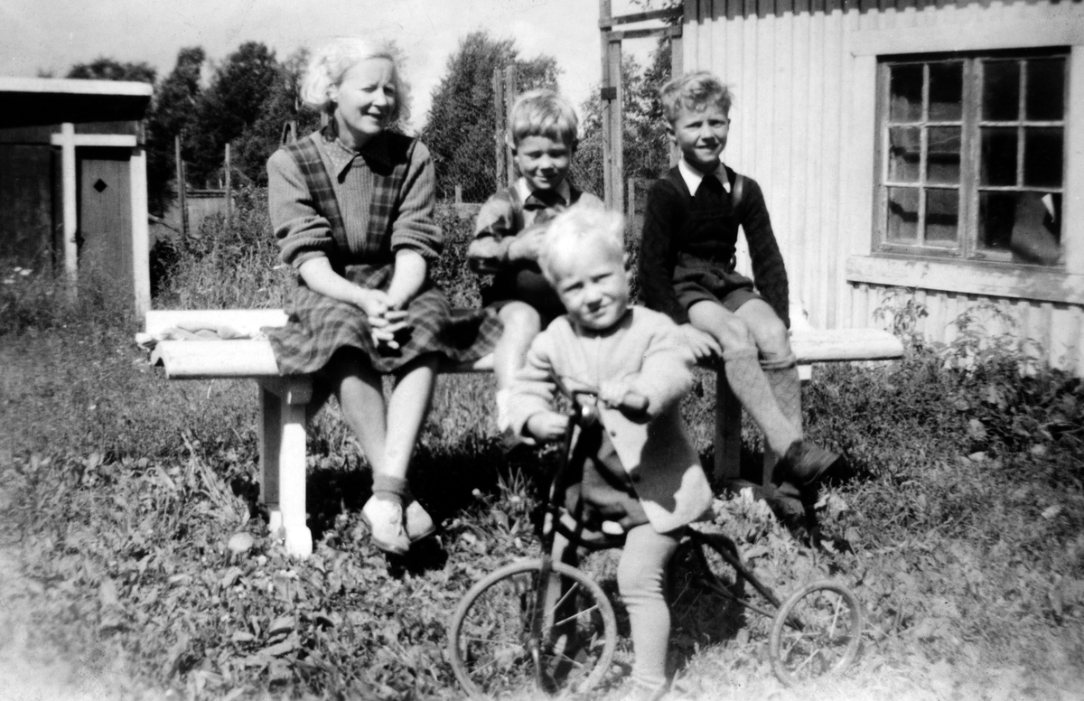 Hjørdis Moen med sønnene f. v. Kaare, Rolf og Terje på Sandvold sommeren 1947. 
Se artikkel "Oppvekst i Krigsår og frigjøring" skrevet av Terje Mølmen Moen i "Gammalt frå Stange og Romedal 2010" utgitt av Stange historielag. 