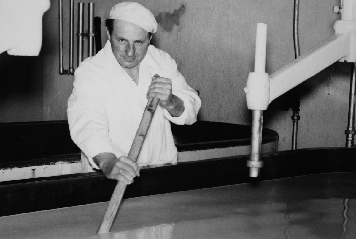 Meierist Magnus Moen var driftssjef på Stange Meieribolag fra til slutten på 1950-tallet, da han ble fullmektig på skolekontoret i Stange. 
Se artikkel "Oppvekst i Krigsår og frigjøring" skrevet av Terje Mølmen Moen i "Gammalt frå Stange og Romedal 2010" utgitt av Stange historielag. 