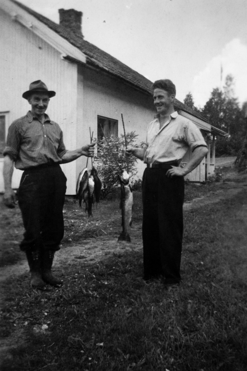 F. v. Oskar Bruun og hans svigersønn Trygve Myhr med dagens fiskefangst utenfor Bruengen, Espa. 