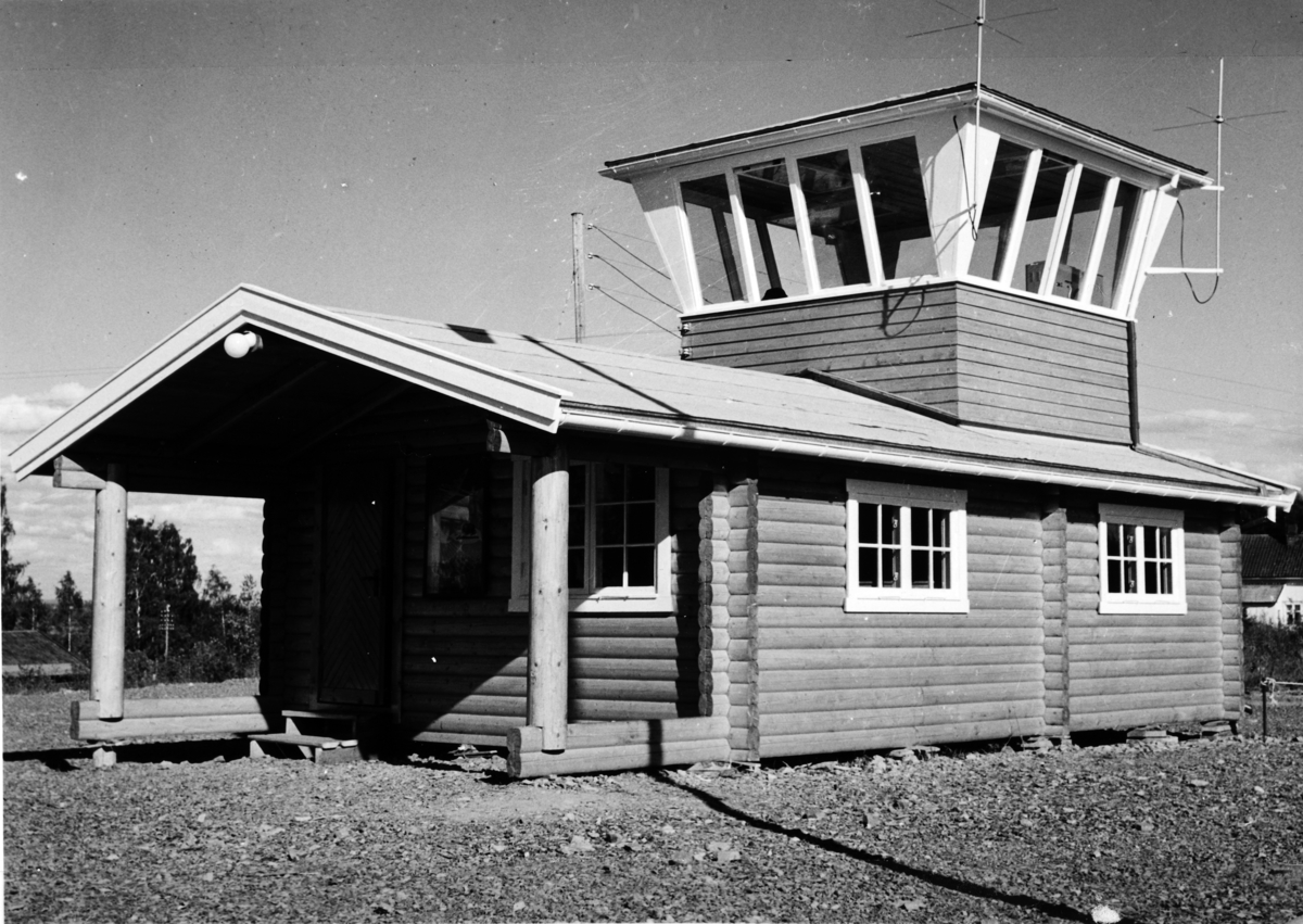 Hamar flyplass, kontrolltårn, bygd av Hansen & Whist. 1953. 