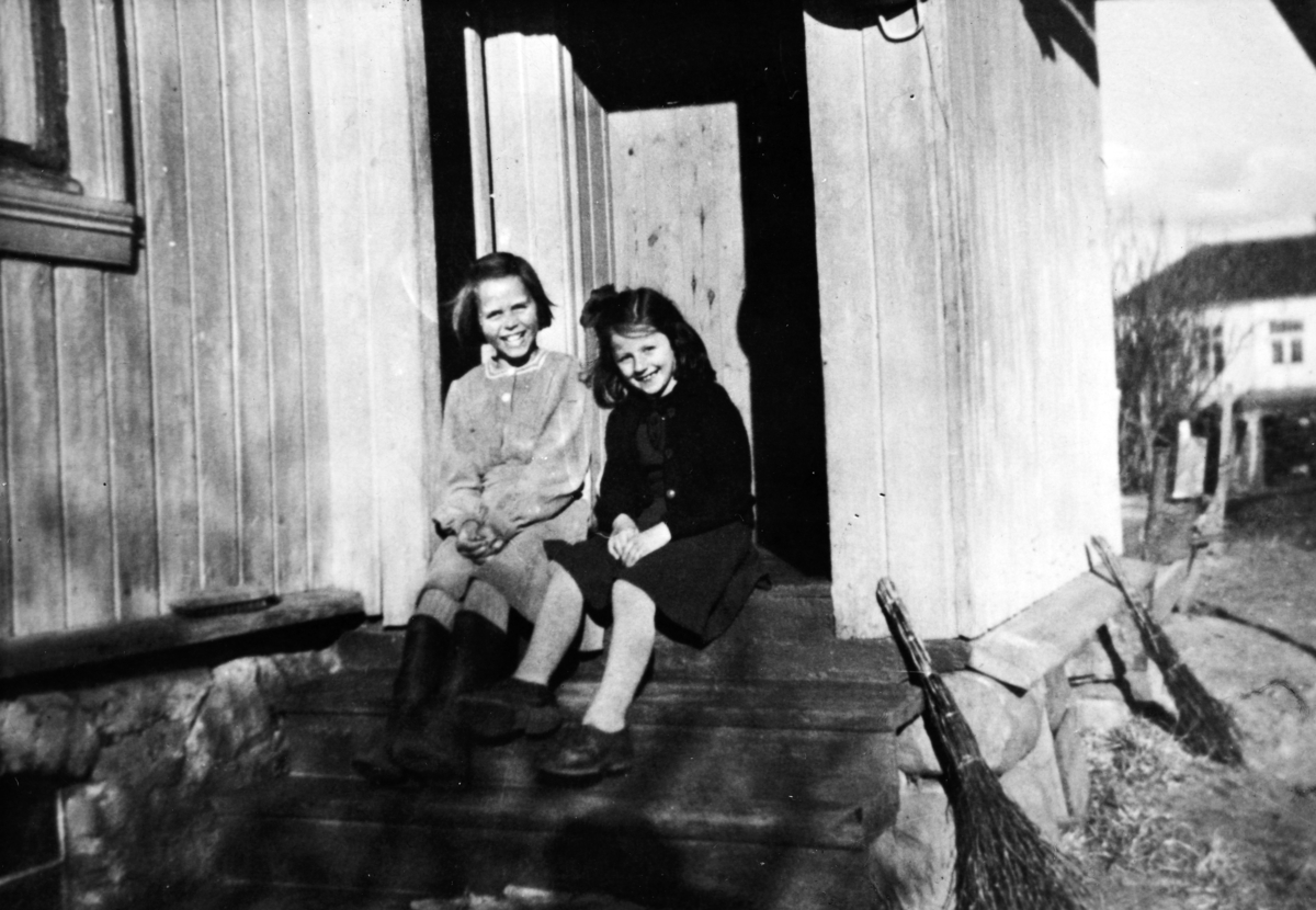 F. v. Klara Johnsen g. Løvlien og Ingrid K. M. Johnsen, 1951. 
