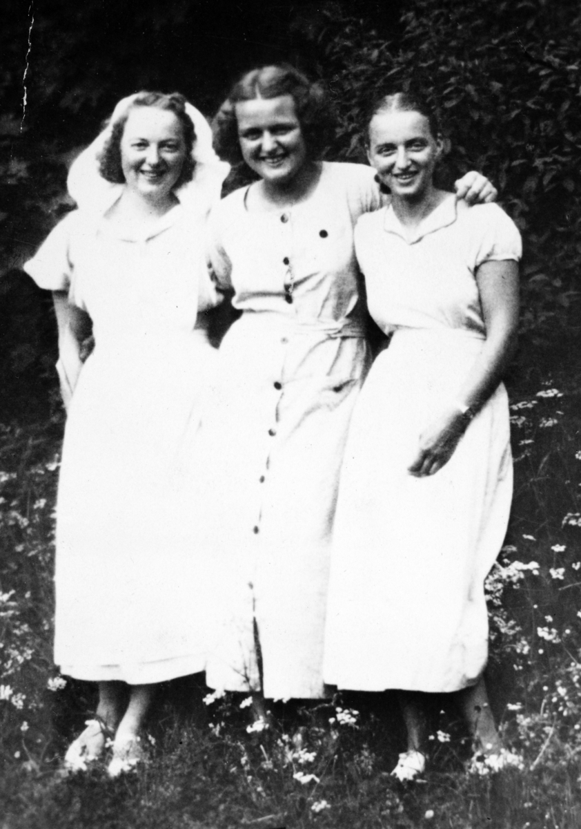 Gudveig, Alette og Else Hestnæs i arbeidsantrekk på Baneminde, ca. 1930. 