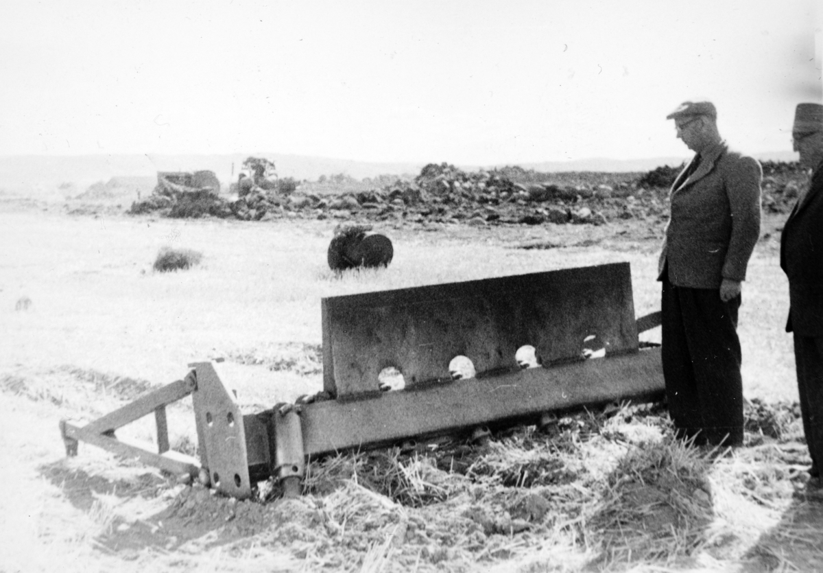 Steingrind til bulldoser. Ble brukt til å legge stein i ranker. Ytterst t. v er feste for skjerpeplogen, 1959. 