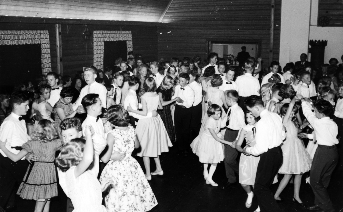 Danseskole på Folkets Hus i Vallset, 1958. 