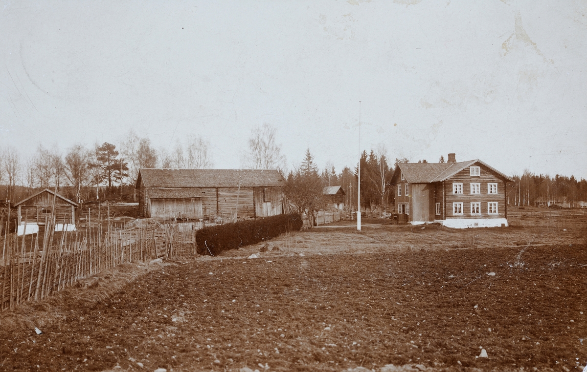Gardsbruk, Sætersbakken også kalt Reginastua gnr. 282/4 i Stange. Ligger i Åsbygda. Se Romrdal Bygdebok Bind 2. s.604.