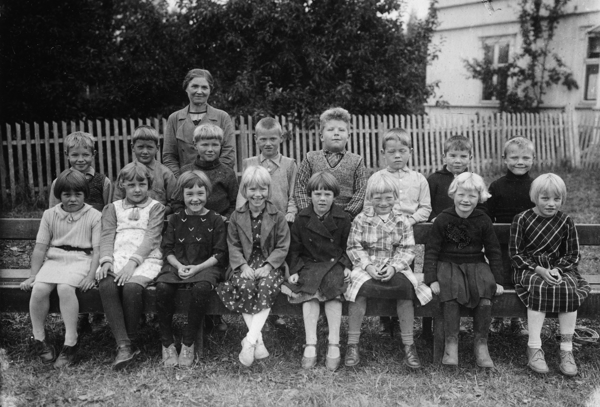 Stange Skole, 3. klasse ca. 1940-41. Foran f. v. Randi Stabell (Kvisgaard), Else Smestad, Kirsten Michelson, Margit Hoel (sørensen), Astrid Nyhus, Kari Evensen?, Gunvor Nybakk, Petra Stensby. 2. rekke f. v. Magne Hansen, Kåre Ripsrud, Jon Kristiansen, Eivind Holm, Johan Karlsen, Erling Matiassen, Kåre Nyhus, Jens Smeby, bak står lærerinne Offiksbø