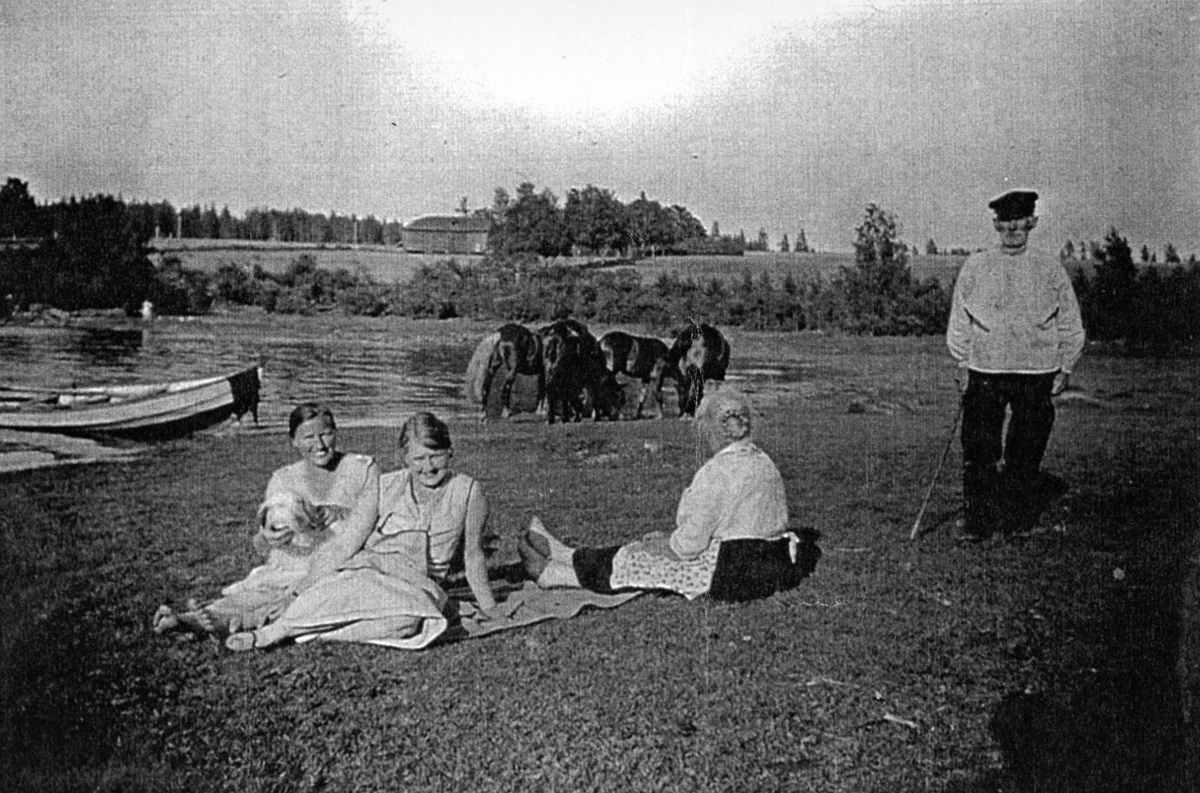 Nordsveholmen i Sandvika. F. v. Ellen Nordhagen, fru Nordhagen, Mathea Nordhagen og Anders Nordhagen. 09. 07. 1933