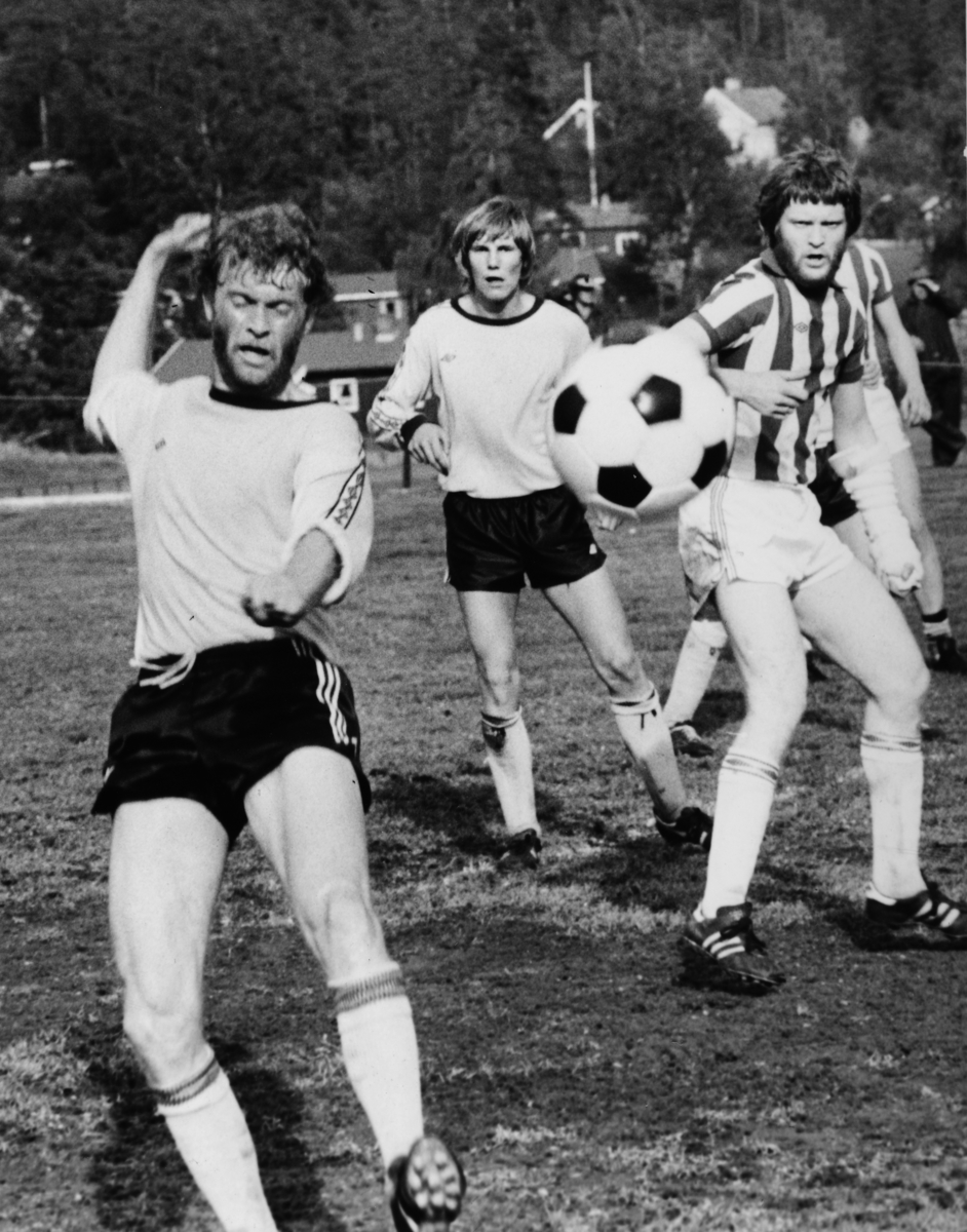 Fotballkamp mellom Moelv og Ottestad på Idrettsparken i Moelv. 
F. v Kjell Grindal og Per Skattum Ottestad. Rune Melgalvis i Moelv drakt. 
Kampen endte 2-2. Rune Melgavis spilte med polstret arm, kampen ble dømt av Henry Øberg. Per Arne Lillehagen og Svein Erik Høyem (Solan) scoret målene. Årstallet er jeg ikke sikker på! Melgavis kom forøvrig inn etter pause.... 