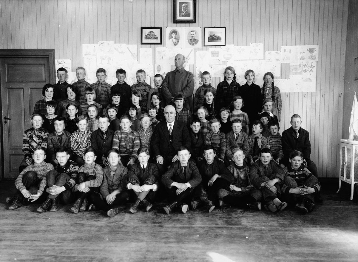 Kjeverud skole, Ottestad. Klassebilde, skoleelever ca. 1930. 
4. rad fra v. : Svanhild Ingstad