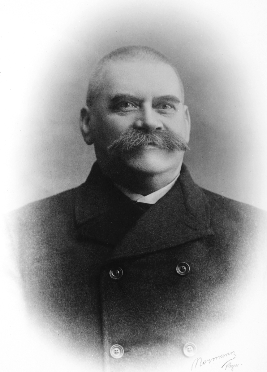 Fridjof Bernhard Johnstad f. 11. 01. 1864 i Bergen, gift med Bertine f. Børresen 1879. 
Dampskipsmaskinist på mjøsbåten D/S Skreia. 