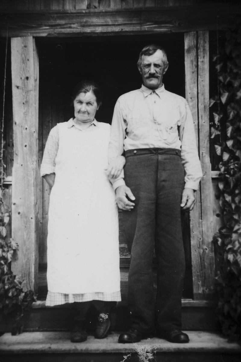 Anne og Olaf Olsen, bodde i Bekken (Bækka) en husmannsplass under Nordvi gård i Ottestad.  Anne f. 1876 d. 1949 og Olaf f. 1875 d. 1941. Foto ca. 1935. Olaf Olsen jobbet som gårdsarbeider på Nordvi gård i 40 år, og han fikk Kongens fortjenestemedalje for lang og tro tjeneste på gården.
