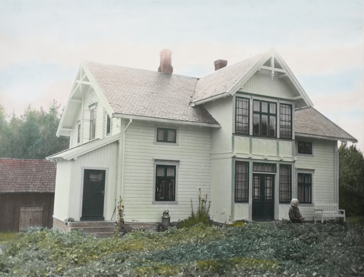 Halseth i Gata. Gnr. 344 Bnr. 9. Skalbergvegen 3. 2330 Vallset. 
Huset ble bygd i 1917 av Halvor Faldbakken. Senere overtok Olav Faldbakken, bror til Halvor huset. Olav drev eget snekkerverksted på eiendomen. Olav var gift med Kristine. 