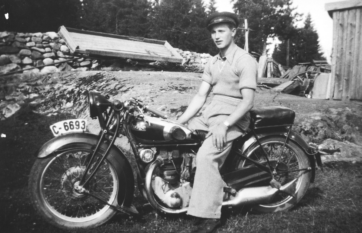 Arne Hushagen på Rudge motorsykkel Reg. nr C-6693. Bildet er tatt i Monslien i Stange. Arne døde i tysk fangeskap under 2. verdenskrg. 
