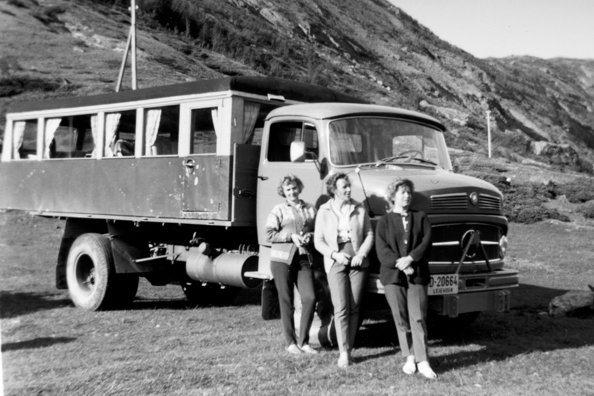 Mercedes lastebil D-20664 med hus på lastetplanet. Eier av lastebilen var Harry Klafstadbakken. Foran bilen Liv Klafstadbakken, Astrid Lundby og Bodil
Ruud