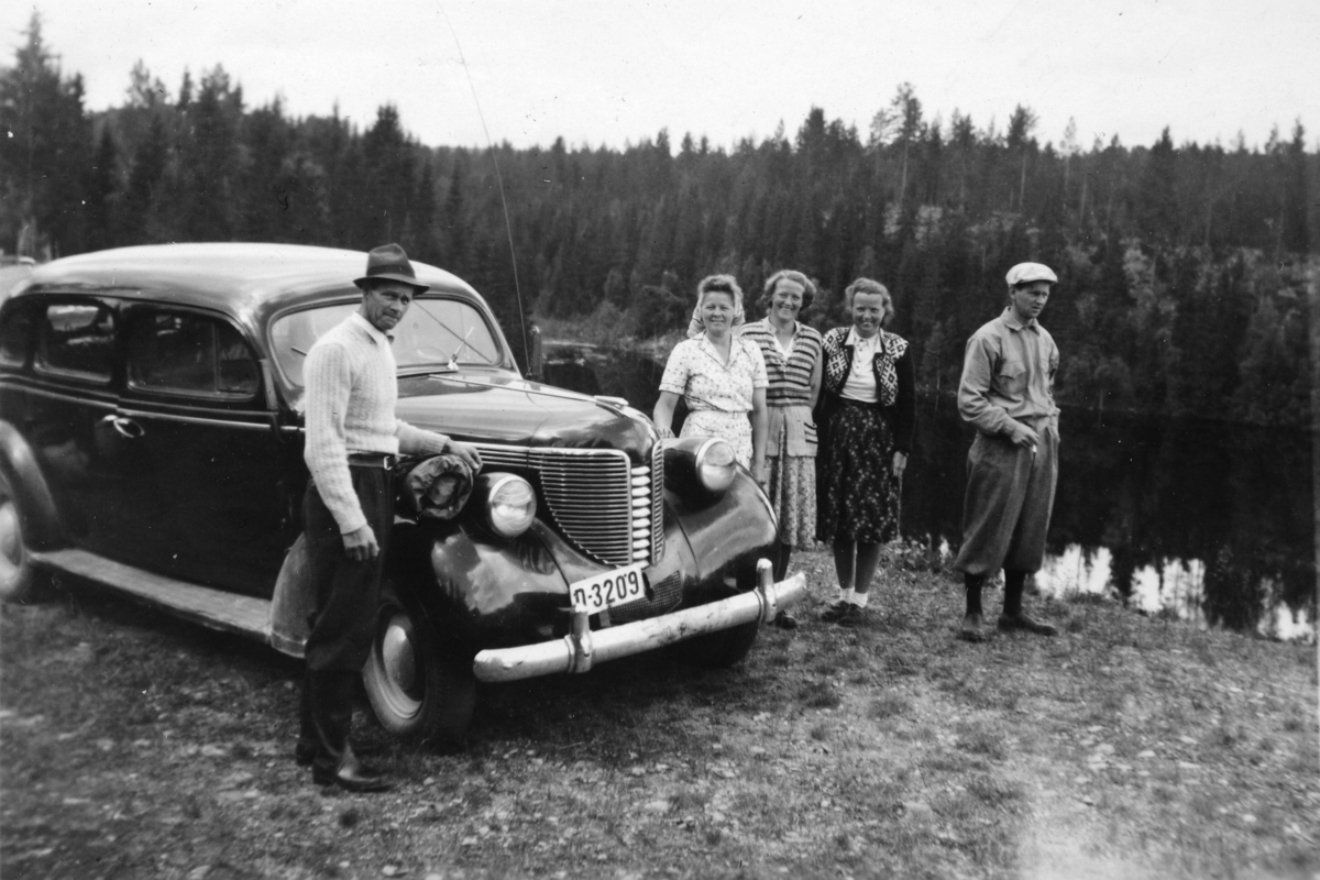 Biltur ca. 1950. F. v. Bjarne Nilsen, Anna Nilsen, Gunvor Nordseth, Magnhild Thorsmæhlum og Johan Thorsmælum. Bilen er en DeSoto, årsmodell 1937-38, 7 seter, montert på Strømmen Værksted,  registreringsnummer D-3209.