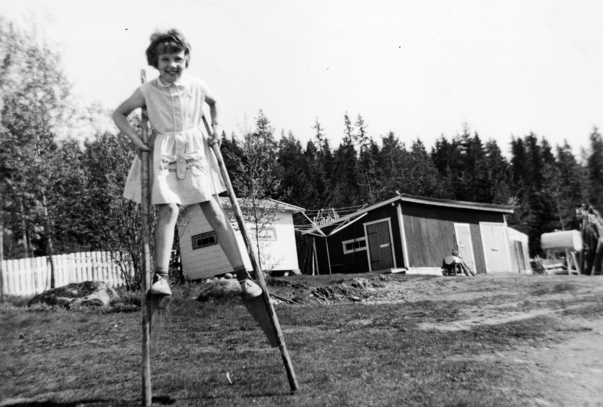 Eli Rønningsbakken på stylter. Barneleke. 