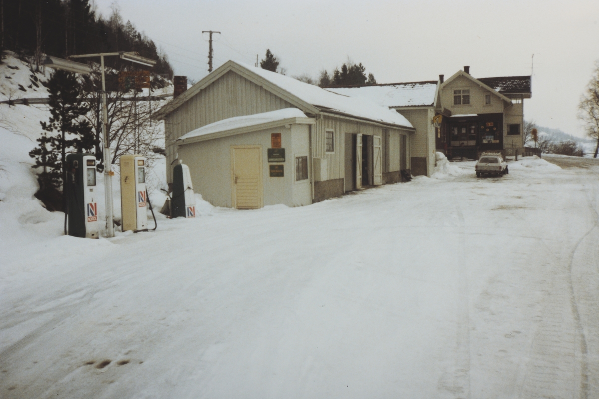 Granheim Landhandel på Strandlykkja, kolonialbutikk, eksteriør 1982. Dette var siste året bensinstasjonen ble drevet. Handelssted fra 1915-1995. Eier i alle år Gulbrand Gulbrandsen d. e og d. y. Stedet ble revet i 2011 p. g. a. veg og jernbaneutbygging. 
Flere opplysninger se boka "Handelssteder i Stange" skrevet av Jan Arne Berg, utgitt av Stange Historielag 2012