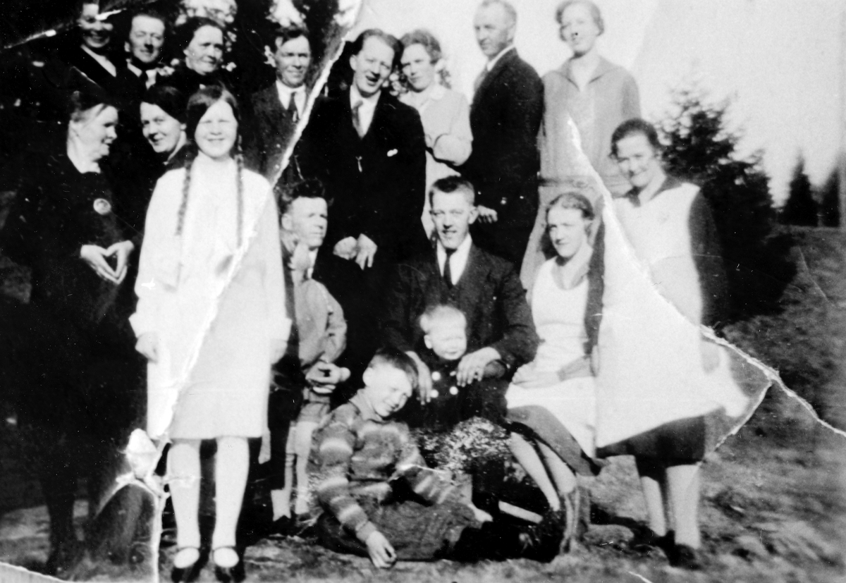 Konfirmasjon til Astrid Strand g. Johansen. Bakerste rekke f. v. Ruth g. Nordli, Marcus Nordli, Karen Strand, Harald Strand, Leif Nordli, ukjent, Ole Strand, Gunvor Nordli. Foran f. v Martha Monsen, Anna Strand, Astrid Strand, Einar Strand, ukjent, Eugen Nordli med Odvar Nordli på fanget, Majen Nordli, Aslaug Frydenlund. Foran Harry Strand. 1929