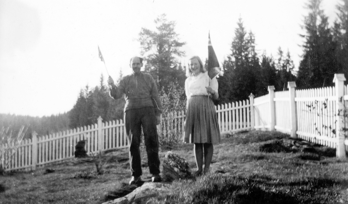 17. mai 1945. Fredsdagene. Ole Engevold og Gunvor Lundby. Flagg. 