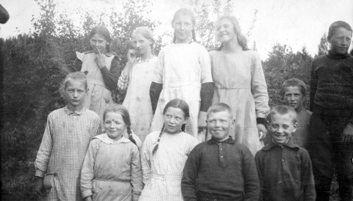 Tangen skole, gruppe elever, ca. 1914. Foran nr. 4 f. v Gunnar Lundby. De øvrige ukjente. 