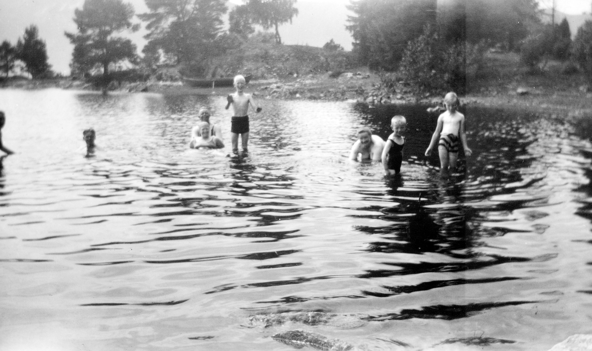 Tangenodden, badeliv på 1930-tallet. Barn og voksne bader i Mjøsa. Tangen. 