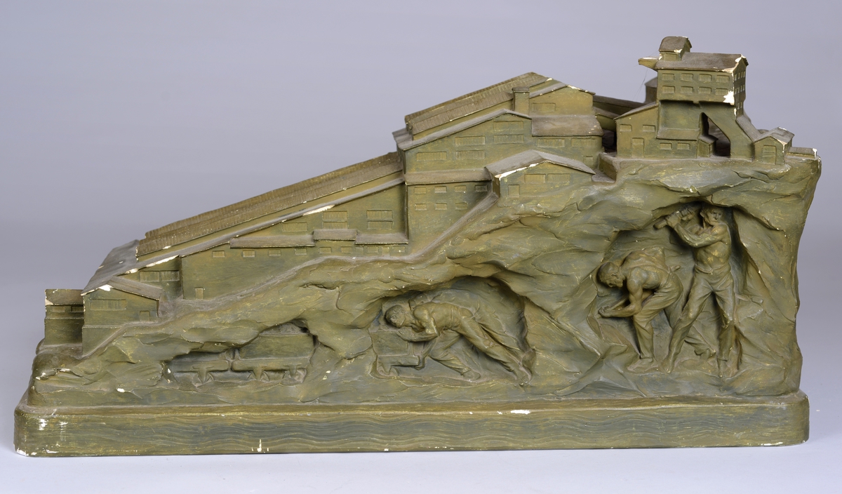 Gipsmodell av vaskeriet. Under bakken ser vi arbeiderne inne i gruven.  Over bakken ser vi vaskeriet.