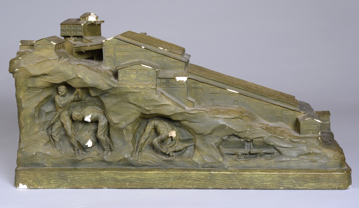 Gipsmodell av vaskeriet. Under bakken ser vi arbeiderne inne i gruven.  Over bakken ser vi vaskeriet.