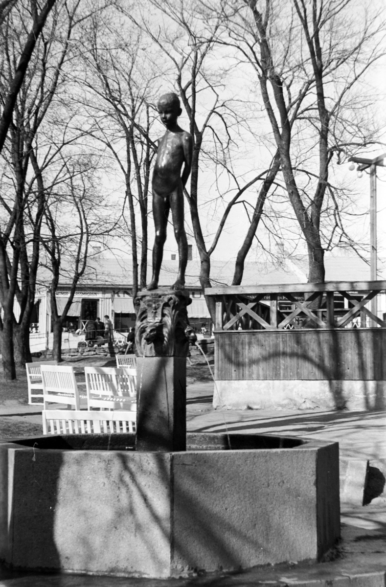 Hamar, Triangelparken, "Ynglingen" Gustav Vigelands skulptur med fontene som ble gitt i gave fra Hamar bryggeri til Hamar by som var 50 år 21. mars 1899,