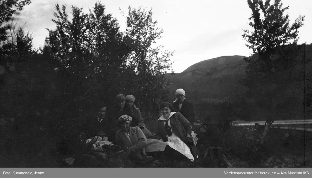 Gruppebilde av menn og kvinner på tur ved Storvannet, Talvik. 1921.