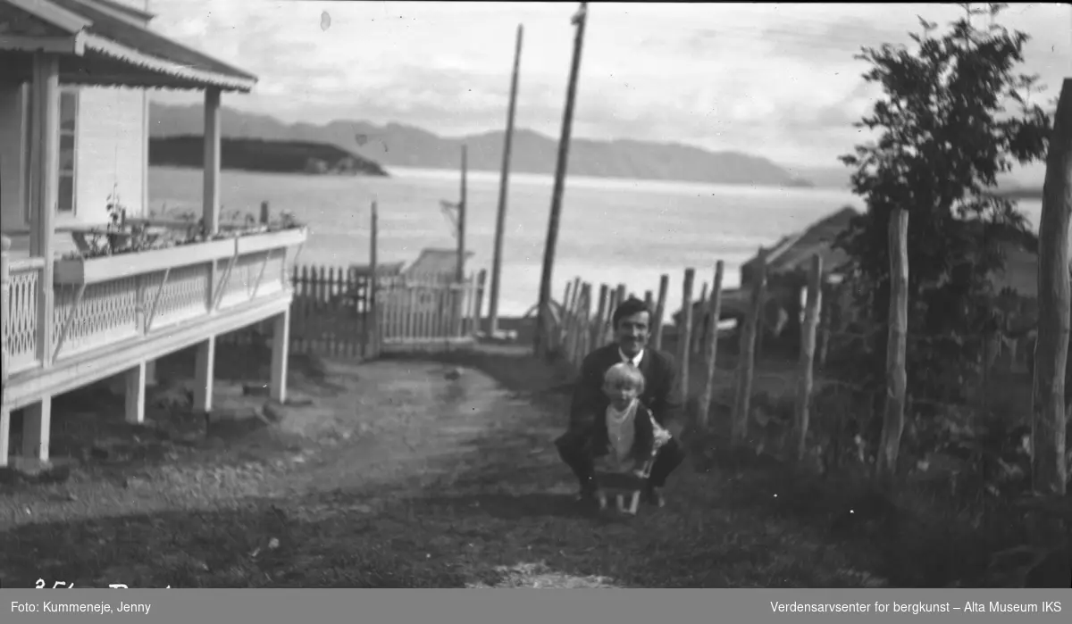 Lek i hage i Talvik med Altafjord i bakgrunn.