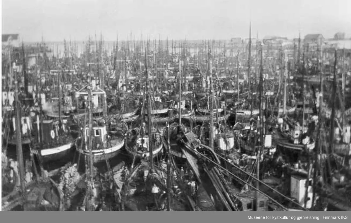 Indre havn i Berlevåg. Fiskebåtene ligger tett i tett ved siden av hverandre. 
Man gikk "tørrskodd" over havna, ca 1925