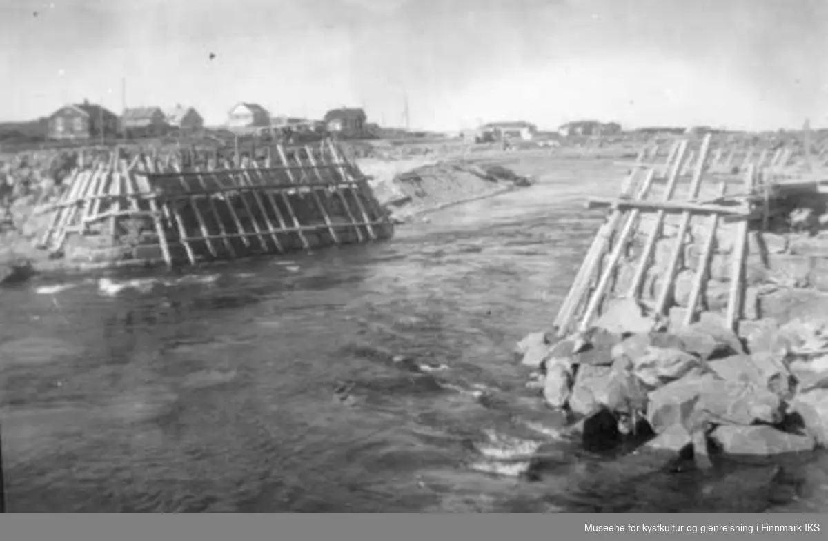 Bygging av Storelvbrua. Forskaling på brukarene, disse ble murt for hand. 1949