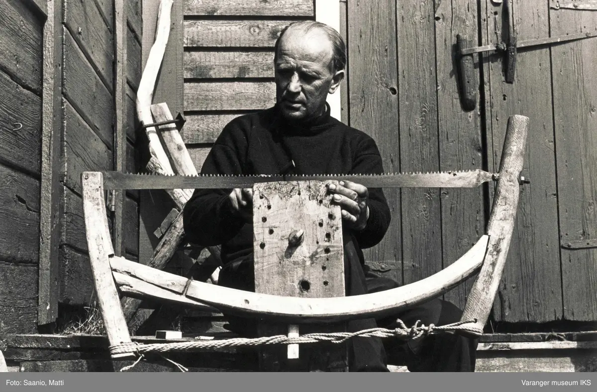 Alf Tuomainen med sag på tunet i Tuomainengården 1977