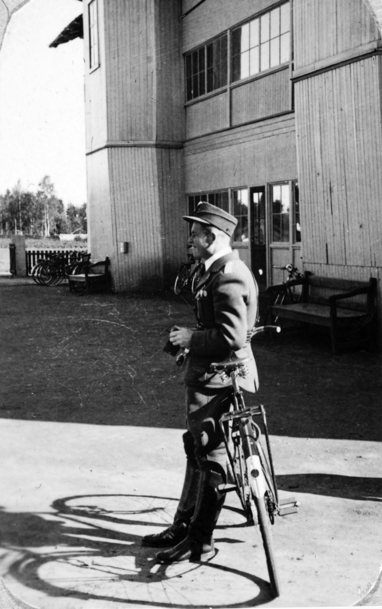 AT-tjeneste på Ådalsbruk i Løten, 26. august 1942 til 26. november 1942. Arbeidsdistrikt nr. 1. Arbeidsfylking IV. Sveit nr. 5. Forleggingssted Ådalsbruk. Arbeidstjenesten under 2. verdenskrig. "Sveitfører Sv. J. Hanto som fotograf"