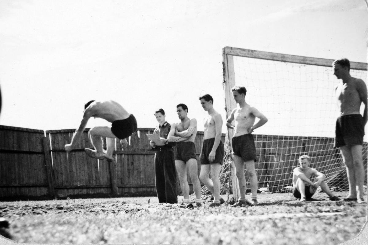 AT-tjeneste på Ådalsbruk i Løten, 26. august 1942 til 26. november 1942. Arbeidsdistrikt nr. 1. Arbeidsfylking IV. Sveit nr. 5. Forleggingssted Ådalsbruk. Arbeidstjenesten under 2. verdenskrig. Idrettsprøve lengdesprang. 