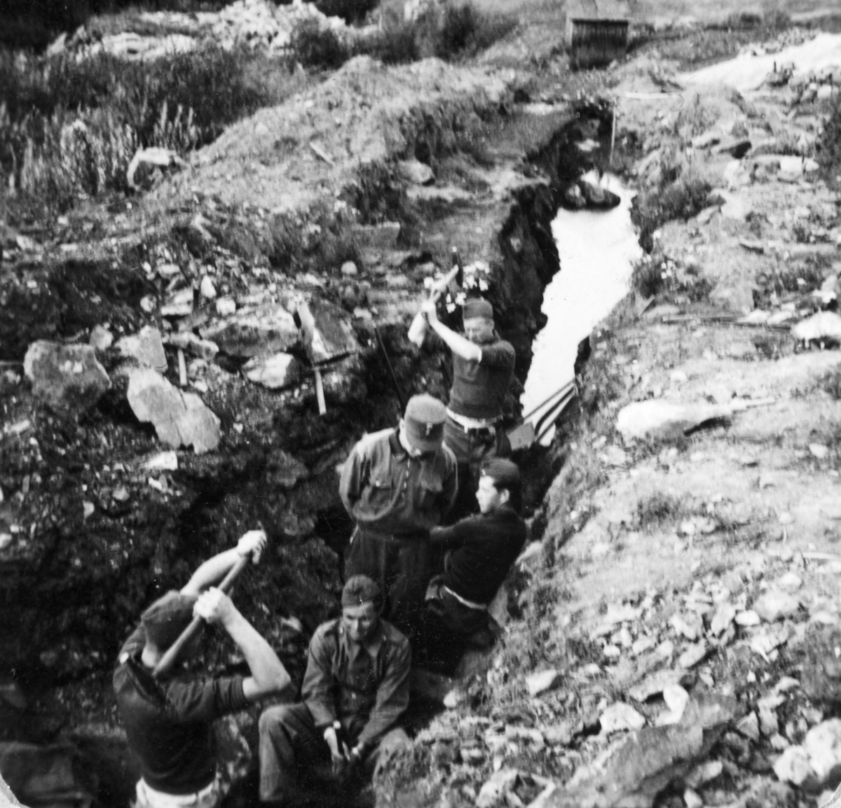 AT-tjeneste på Ådalsbruk i Løten, 26. august 1942 til 26. november 1942. Arbeidsdistrikt nr. 1. Arbeidsfylking IV. Sveit nr. 5. Forleggingssted Ådalsbruk. Arbeidstjenesten under 2. verdenskrig. "3. lag. 2. tropp. Arbeid i grøfta ved vaskeriet. "
Se artikkel i Lautin, årbok for Løten 1993. 