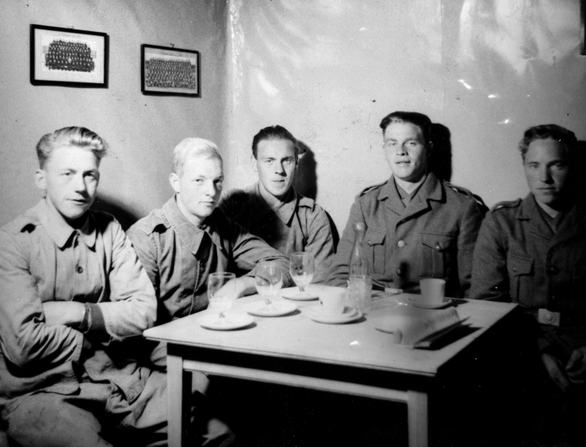 AT-tjeneste på Ådalsbruk i Løten, 26. august 1942 til 26. november 1942. Arbeidsdistrikt nr. 1. Arbeidsfylking IV. Sveit nr. 5. Forleggingssted Ådalsbruk. Arbeidstjenesten under 2. verdenskrig. "Fra Markententereiet" Ukjente. 