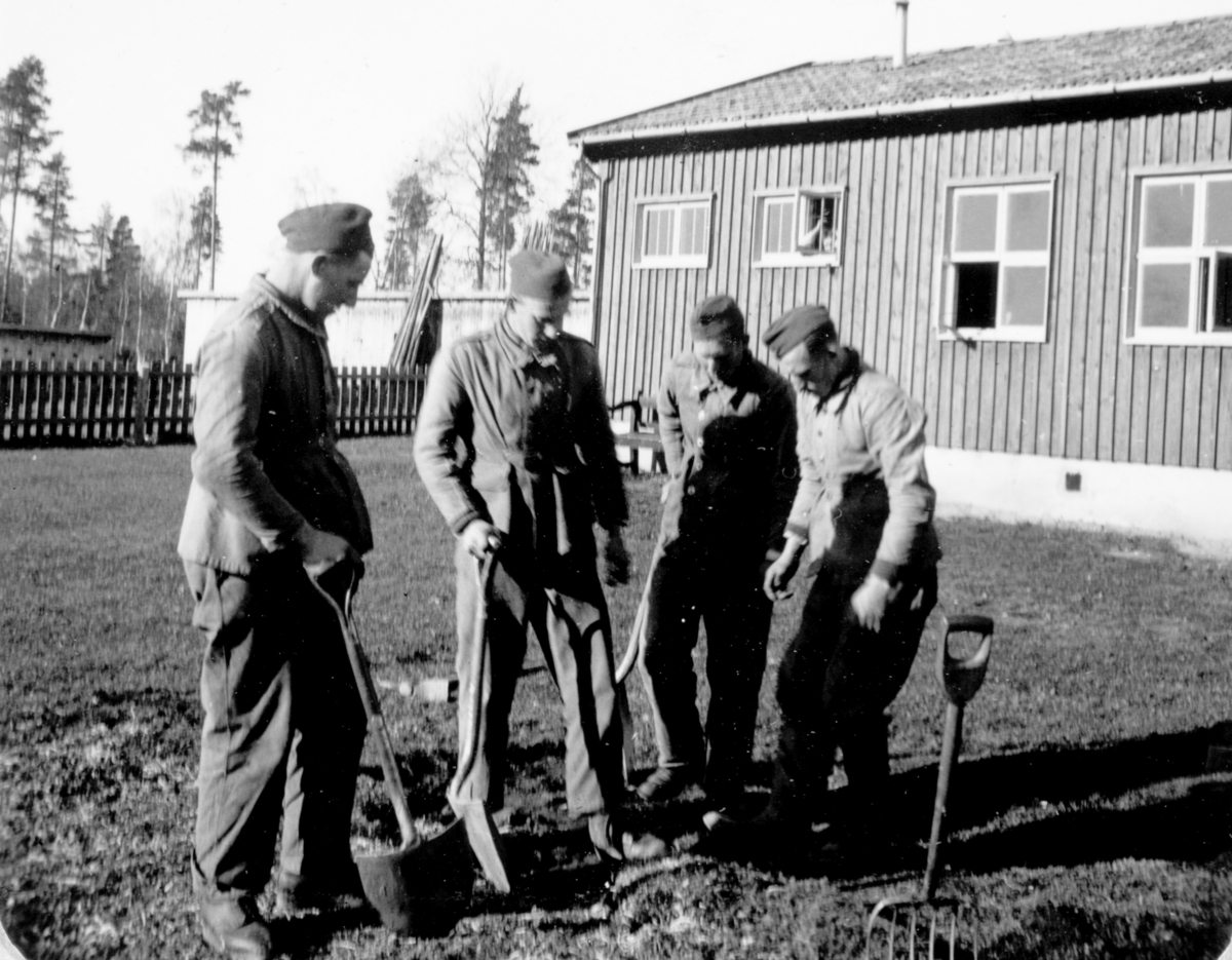 AT-tjeneste på Ådalsbruk i Løten, 26. august 1942 til 26. november 1942. Arbeidsdistrikt nr. 1. Arbeidsfylking IV. Sveit nr. 5. Forleggingssted Ådalsbruk. Arbeidstjenesten under 2. verdenskrig. Vaktstua, kakebua. Ukjente. 
Se artikkel i Lautin, årbok for Løten 1993. 
